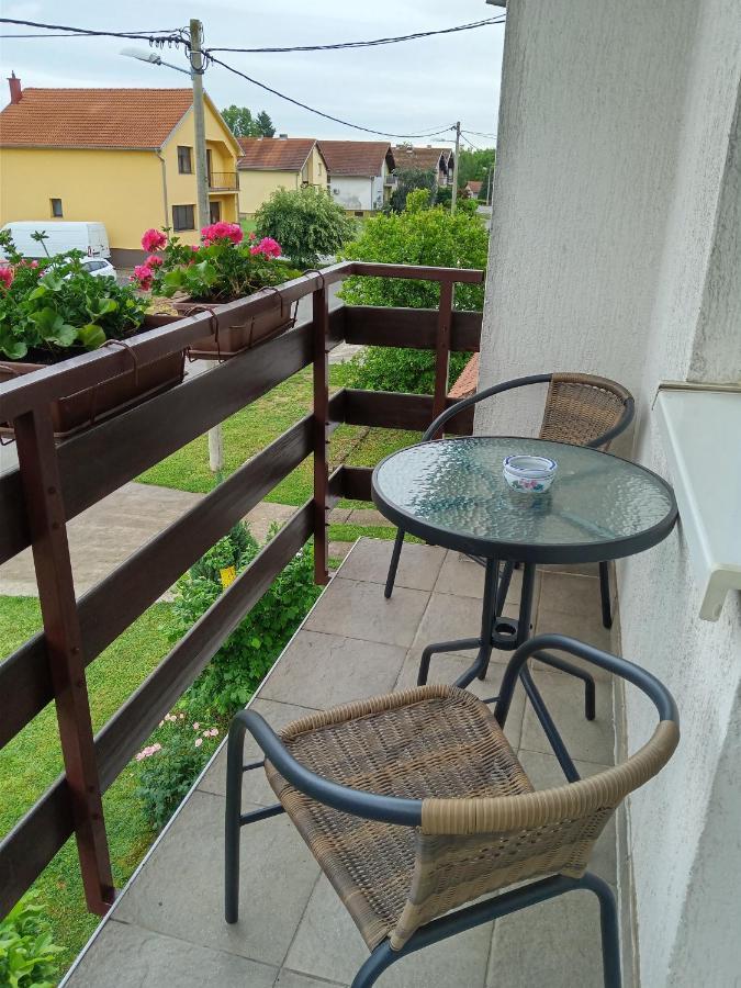 Apartman Kod Dide I Bake Vukovar Esterno foto